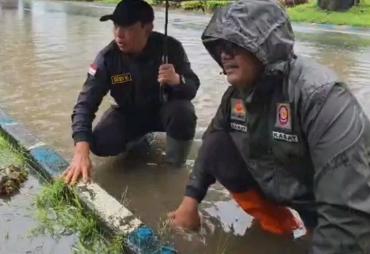 WaliKota Dedy Wahyudi Turun Langsung Atasi Genangan Air di Jalan WR Supratman