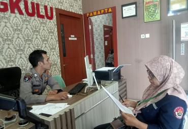 Ermi Yanti Wartawati yang dirampas HP saat liputan dipantai zakat