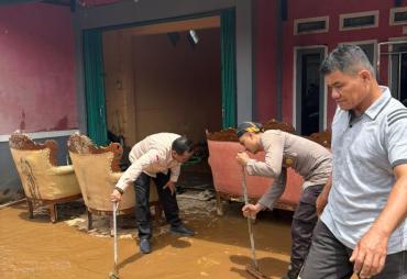 Ketua DPRD Lebong Turun Langsung ke Lokasi Banjir, Salurkan…