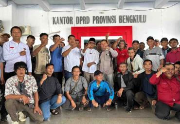 Ratusan Warga Mengadu ke DPRD, Teuku Zulkarnain Janji…