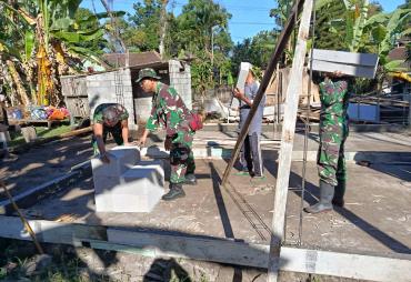 TNI dan Warga Gotong Royong Susun Bata Hebel