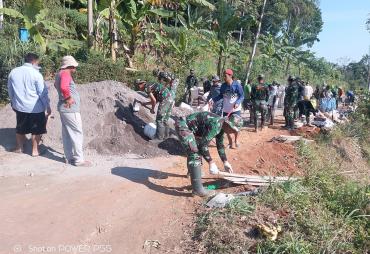 Semangat Kebersamaan Warnai Pembangunan Jalan Desa Cukil…