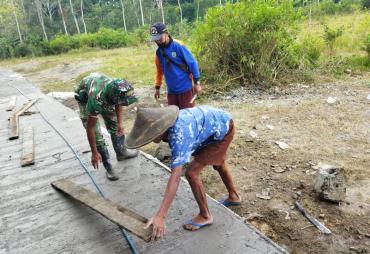 Pak Kemin dan Prada Arip Perlihatkan Kekompakan Bangun Desa