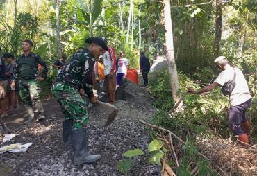 Di Bawah Terik Matahari, Satgas TMMD Ke-129 Bersama Warga…