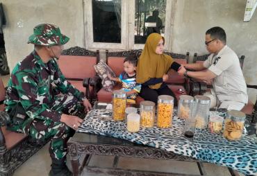 Nakes Satgas TMMD Layani Pengobatan Keliling di Desa Cukil