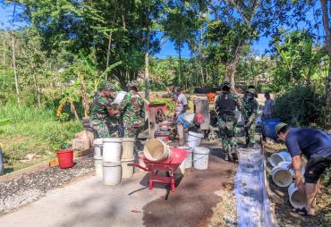 Semangat Satgas TMMD dan Warga Kebut Rabat Beton