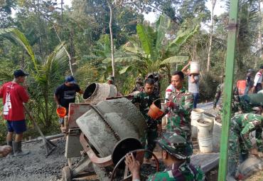 Satgas TMMD Kodim 0714/Salatiga Bersama Warga Cukil…