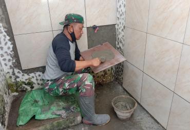 Pemasangan Keramik MCK Tingkatkan Kualitas Fasilitas Desa
