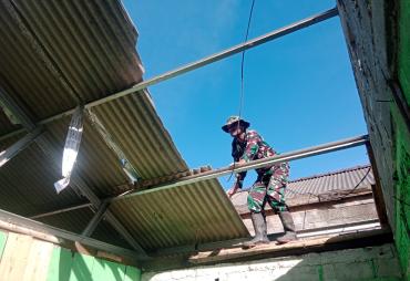 Atap Asbes Warga Diganti Baja Ringan