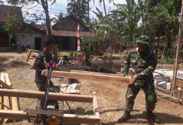 Satgas dan Warga Gotong Royong Angkat Kusen