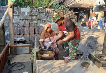 Personel TNI Dampingi Mbah Sartinem Siapkan Bahan Masakan