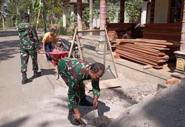 Terik Tak Menghalangi Langkah, Pekerja dan Satgas TMMD
