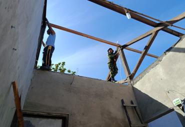 Satgas TMMD Berjuang di Atas Atap Demi Rumah Impian Warga