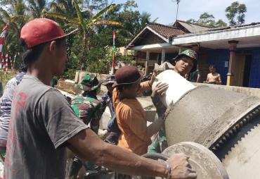 Kemanunggalan TNI-Rakyat Terlihat dalam Pengecoran Jalan…