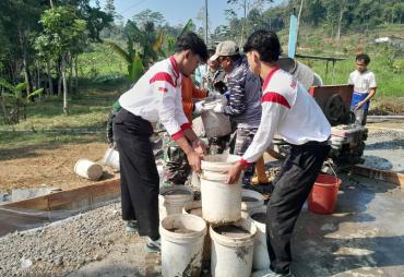 Paskibra dan Warga Bersatu Bantu Satgas TMMD