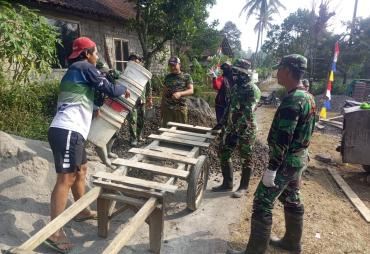 Warga Gompyong Berbondong-bondong Bantu Satgas TMMD…
