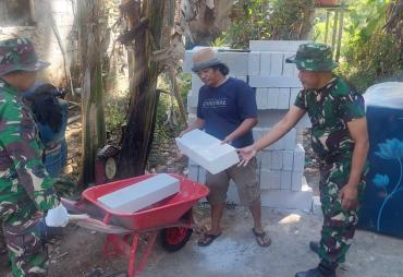 TNI dan Warga Angkut Material Demi Sukseskan TMMD Reguler…