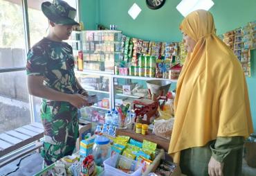 Warung Bu Siti Laris Manis