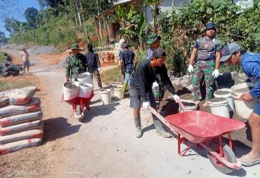 Dorongan Angkong Pak TNI Bikin Senyum Warga Desa Cukil