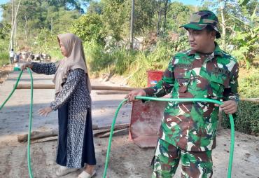 Donasi Air dari Warga untuk Pengecoran Jalan.