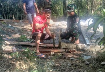 Batu Jadi Andalan Memasang Pasak Bambu
