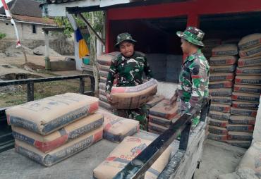Keceriaan Pratu Yulianto Kobarkan Semangat Gotong Royong