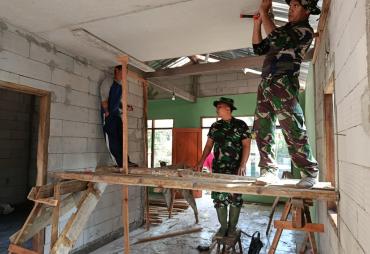 Satgas TMMD Pasang Plafon Rumah Pak Misri di Desa Cukil