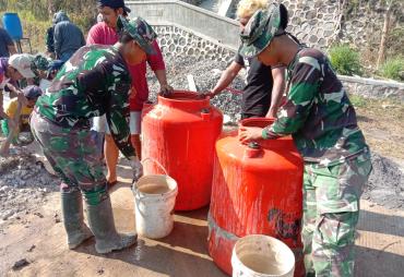 Satgas TMMD Jaga Pasokan Air Demi Hasil Betonisasi Jalan…
