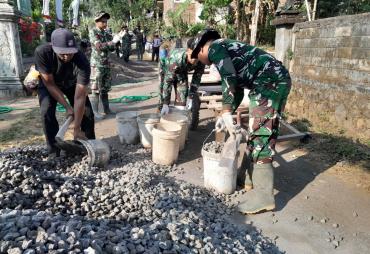 Satgas TMMD dan Warga Percepat Pengecoran Jalan