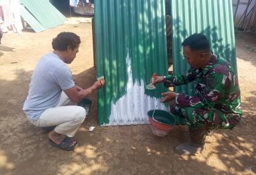 TNI dan Warga Terlihat dalam Pengecatan Genteng RTLH…