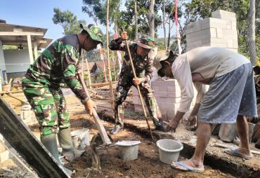 Ayunan Cangkul dan Linggis Iringi Semangat Satgas TMMD