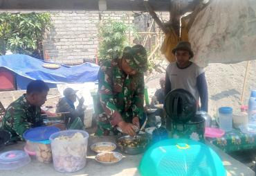 Satgas TMMD dan Warga Nikmati Makan Siang Bersama