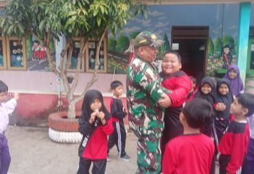Istirahat Siang Satgas TMMD Berubah Ceria