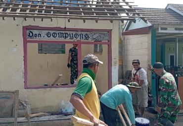 Satgas TMMD dan Masyarakat Wujudkan Pos Kamling Nyaman