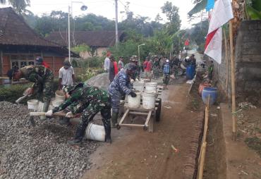 Satgas TMMD Lanjutkan Pembangunan Jalan Bersama Warga