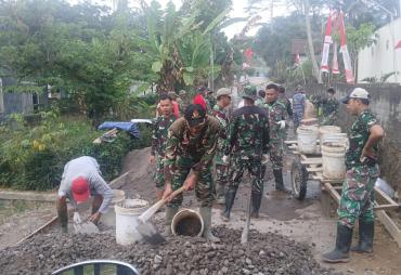 Satgas TMMD dan Warga Rajut Kebersamaan di Balik Pengecoran…