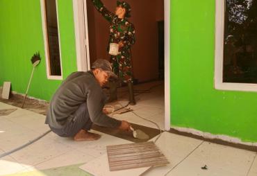 TNI dan Warga Percantik Teras dan Pintu Rumah Mas Fajar