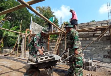 Satgas TMMD Reguler Ke-129 Bersama Warga Kompak Angkut…