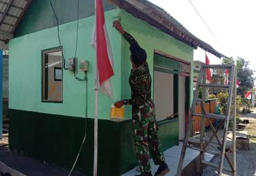 Satgas TMMD Kodim 0714/Salatiga Bersama Warga Cat Pos Ronda