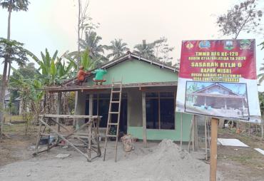 Satgas TMMD dan Warga Percantik RTLH Milik Bapak Misri