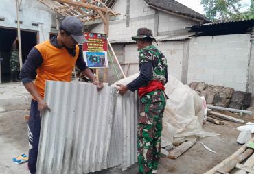 atgas TMMD dan Warga Rampungkan Atap