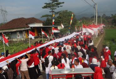 Bendera Merah Putih 400 Meter Diarak Warga, Semarakkan HUT…